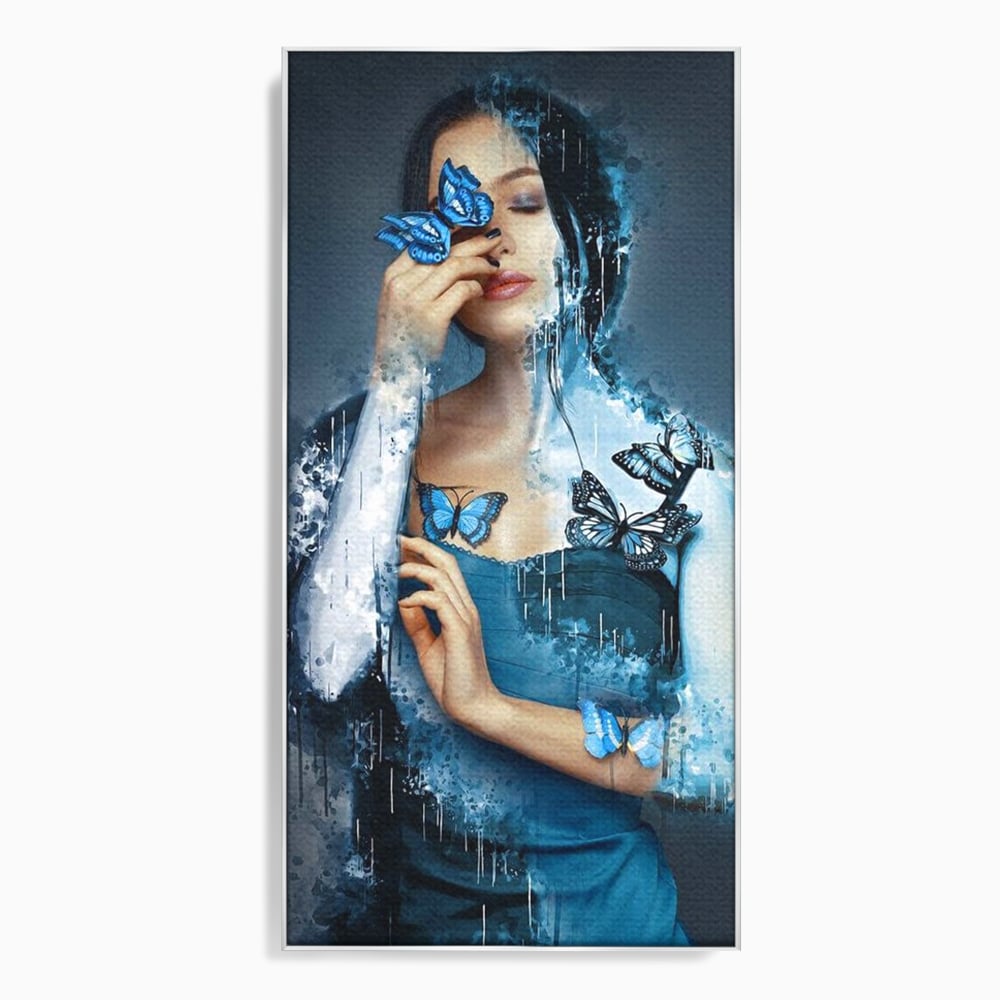 Tablou canvas cu portret feminin cu fluturi albastri, in rama de aluminiu argintiu